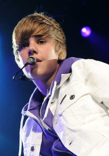 IWantToMakeFriendWithAllBeliebers#IWillFollow17MillionsBeliebersAndMore