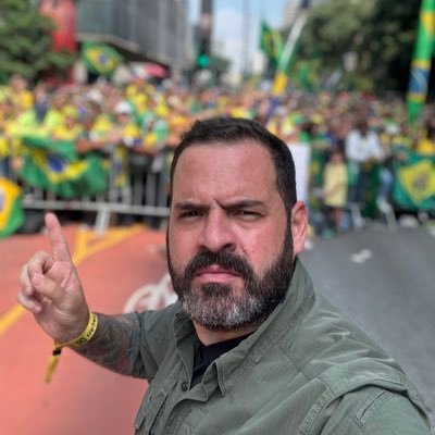 Bolsonarista , casado , pai de meninas , policial , sk8tista , católico e morador de São bernardo do campo , nascido na MOOCA , torcedor do Juventus até morrer