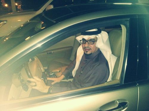 طبيب يحلم بالسعادة في مدينة مملة. يبحث عن ابتسامة تنسيه ألف لحظة حزن