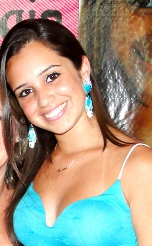 vanessabrum_'s profile picture. this world keeps spinning and there's no time to waste