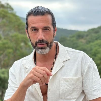 Homem livre. Pai. Ativista.
Escritor best-seller em Portugal.
Amor. Verdade. Liberdade.
