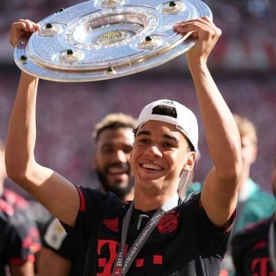 • Kibic Bayernu Monachium
• Niedzielny fan Motoru Lublin
• Pasjonat skoków narciarskich
• Koneser polskiego rapu
• Wybitny kierowca