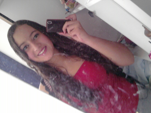 Umɑ meninɑ feliz com seus ɑmigos e com suɑ fɑmiliɑ.SOLTEIRɑ,e Corinthiɑnɑ...Quer conhecer mɑis?Segue e vɑmos conversɑr...
