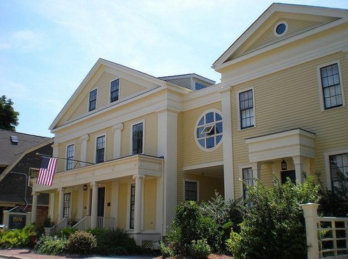 An authentic American guest house in the heart of Cambridge.