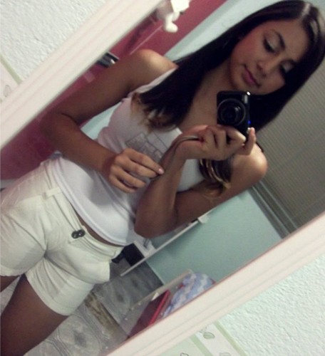 ayla_souza's profile picture. E αos poucos α vidα vαi me mostrαndo, por quem eu devo lutαr e de quem eu devo desistir. Seguee ? sigo de vooltα :)