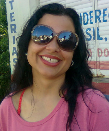 cheleayres's profile picture. 