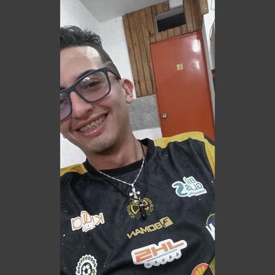 28.
Orgulloso de ser gocho.
siempre a la final fuimos dos extraños con muchas ganas de seguir amándonos.
Vivo cagandola en la vida, que puedes esperar de mi?