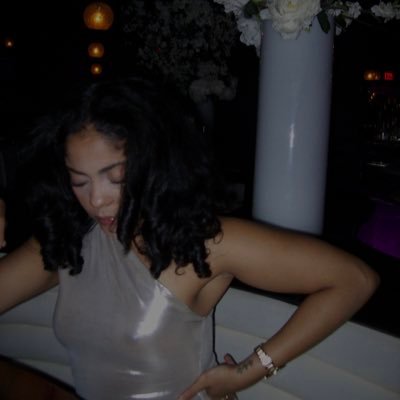 moneygirld's profile picture. 💚💛❤️