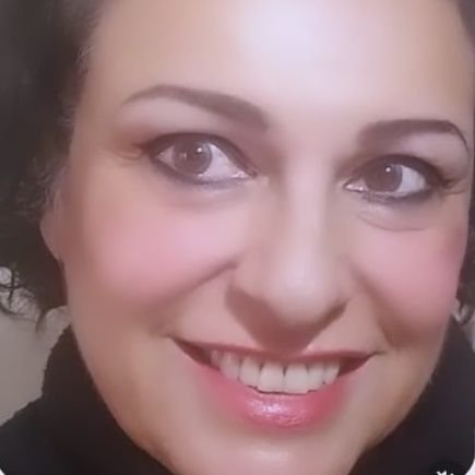 Médica Cirujana Tocoginecóloga. Magíster en PNIE. Ex Intendente ALLEN, RN, 2 mandatos cumplidos. Comunicación Política. Rebelde CON causa.
