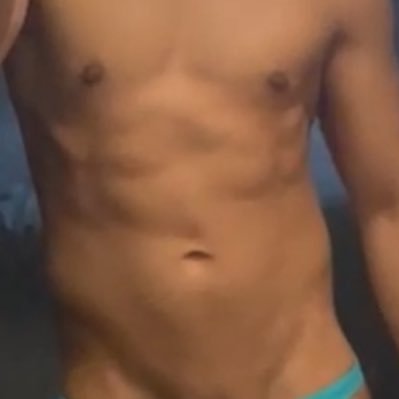 chico sexy latino en busca de aventuras en los 🇺🇸.