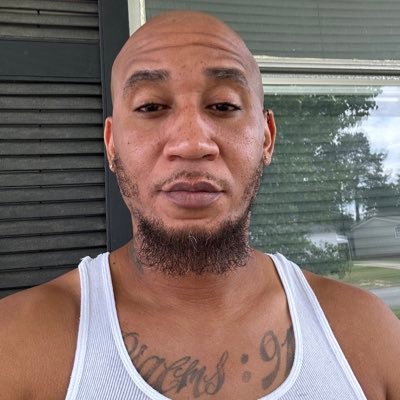 Libra ♎️ freaky clean freak , love to vibe, hardworking Discreet gay fella 🥴😝