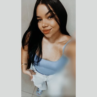 só de olho em tudo 🌞🍦🌙 viajar , música ,moda ,treino ,muita culinária :)
