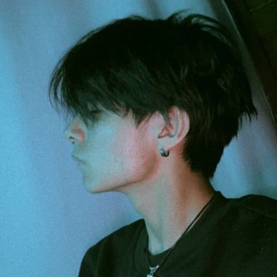 caraphernelion's profile picture. what’s so good about picking up the pieces?