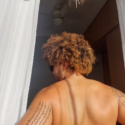 eu viajo pro onírico |
me acho num eu lírico |
abraço o metafísico |
só pra te/me encontrar