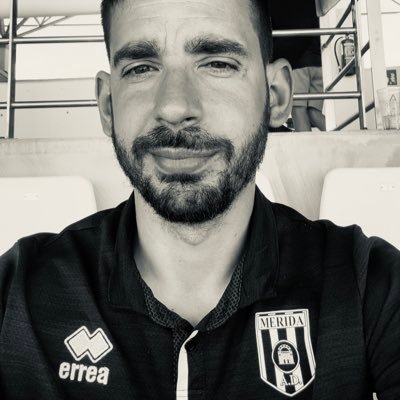 Papa de Daniela y Carlos. Tecnico deportivo de Fútbol Nivel II “UEFA A”. Entrenador del @Merida_femenino. Colaborador/Representante @airfutbol_f