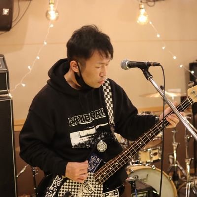 UNEASY(https://t.co/sVMFDAvLXP)というバンドのベース!ライブ誘って頂けたら嬉しいです!DENY ONESELF(@denyoneself)のベースも。コピバンCloud Riders(https://t.co/3J5Nw1RuiK)は休止中