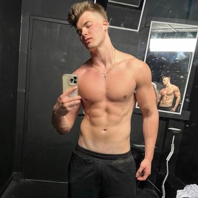 Chadbigcockk's profile picture. Click the link below to see my monster girthy cock 👀🍆