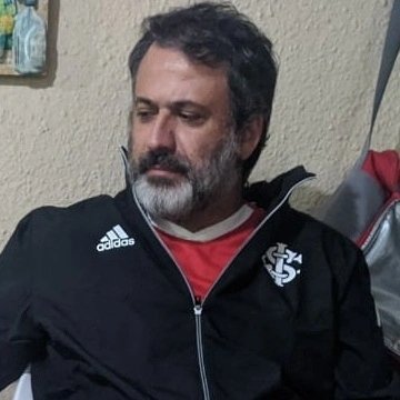 Torcedor do S.C. Internacional e mendigo do bom futebol.
Co-autor de Condor FC e autor de Imitando os negrinhos, hein?