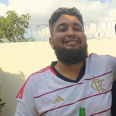 Máquina de transformar café em teoremas
Doutorando em matemática
Nascido no interior do interior de Minas Gerais
Acima de tudo Rubro Negro