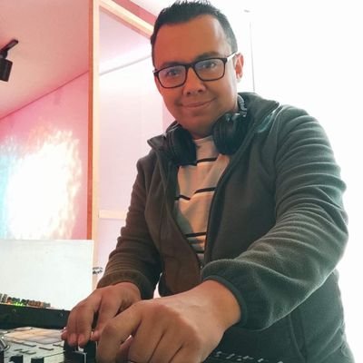 ÚNICA CUENTA. Alegre, Sencillo, Divertido, Creativo y Buen Dj.
Bogota, Colombia.
Audios: Soundcloud, Mixcloud.
FB-IG-YT-THD-TK: @DjFranzMoreno
Bendiciones.