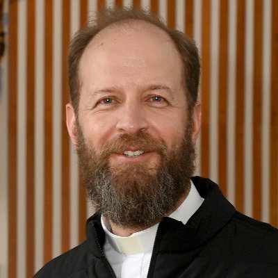 Oveja de negro / Trinos desde la debilidad / Presbítero / Presidente de la @iglesiaquesufre / Párroco