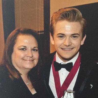 I'm Lynette Hayes a mother of very famous country singer @hunterhayes