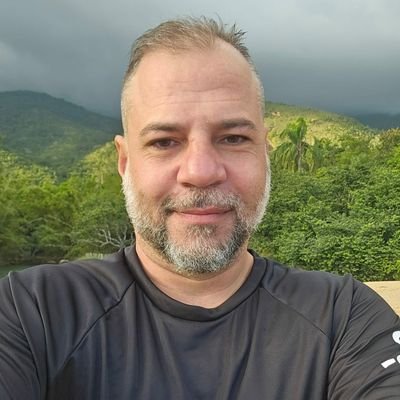 exibicionista. por tesao de ver e ser visto. nao por pix ou etc. se sua vontade for por pix nem precisa chamar