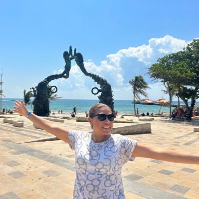 DyannaZaragoza's profile picture. "El que no posee el don de maravillarse ni de entusiasmarse más le valdría estar muerto, porque sus ojos están cerrados". Albert Einstein