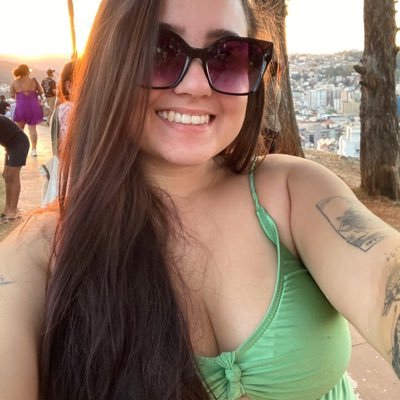 Sou taróloga, estudo biologia, sou filha de Oyá e sou bem doida da cabeça como qualquer boa geminiana 🌈