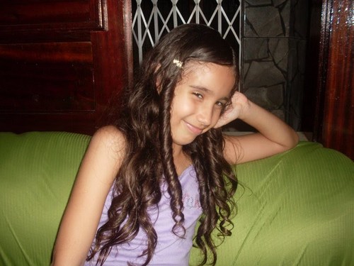 estudande gosta de rebelde e muito de canta e atriz e cantara