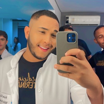 Virginiano e com um sorriso imenso no rosto,quase Médico de bicho 🩺🐾🦜🐄🐶🐇🦔🦥