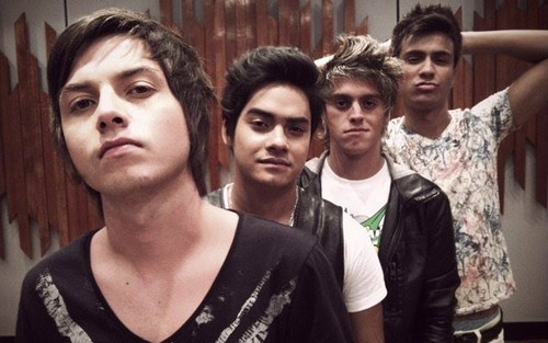 somos grandes Fãs da banda Restart Donas do twitter: @_fcopelanza
Donas: @sarah_busarello e @_RaquelAmral