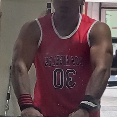 Streamer.
Doy consejos de fifa, review de cartas que me gustan y juego con Italianos o serie a
