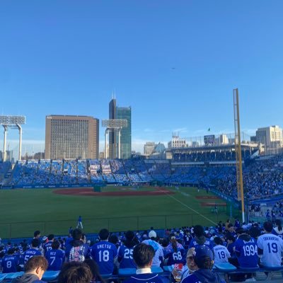 12球団のファンの方と繋がりたいと思い始めました😊 月1〜2回 野球ファンを集めて飲み会をやっています😆 ポジティブに応援したい方の参加大歓迎です✨いつかプロ野球の球場を借りて草野球をやりたいと思っています🏟️ 中の人はドラゴンズファンです🐲