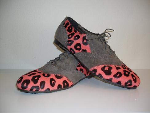 zebraverde's profile picture. I love shoes and I love colors, so I combined them.  I design shoes,  do shoes,  and love to see them glow when worn by my friends!