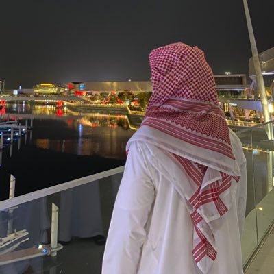 فكن بقربي إن الروح هائمةٌ رُغم الهموم إذا لاقتكَ تبتسمُ 💙.