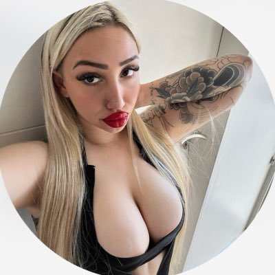 Tan linda que hasta tu papa me visita 🌸 📩 🐶🐕🐾jeinnyxtoy@gmail.com creadora de contenido y Diosa Findom. inicial 15€. Oferta telegram🫰🏼