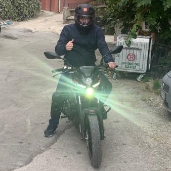 Mein Leben ist ein Spiel, und ich spiele dieses Spiel immer,
Ich mag das Motorradfahren. Ich liebe es, den Wind zu fühlen.