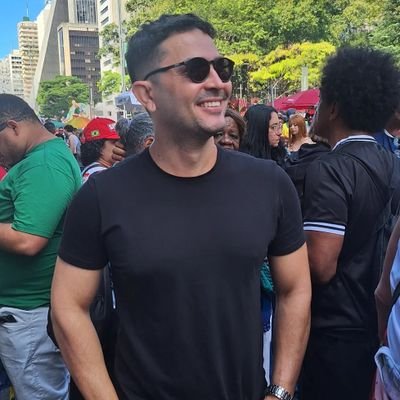 Formado em História, Direito e Pedagogia.
Professor, militante da educação pública, gratuita e de qualidade.
Gosto da natureza, literatura e política.