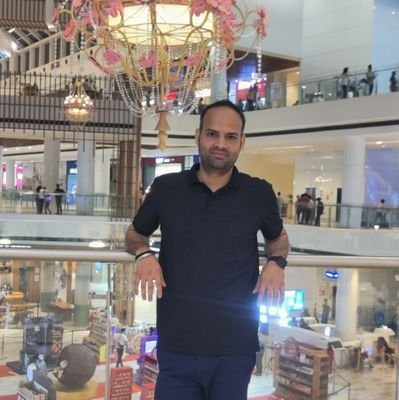 Mauli14's profile picture. चिराग हूँ दीवार है न छत मेरी 
हवाएं फिर भी करती हैं मुखालफत मेरी 
बादशाह हूँ मै गुजरे हुए जमाने का 
सिमटकर रह गई है एक घर तक सल्तनत मेरी