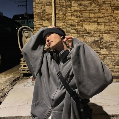 fillmua's profile picture. sometimes you have to sit in the darkness to see the light.