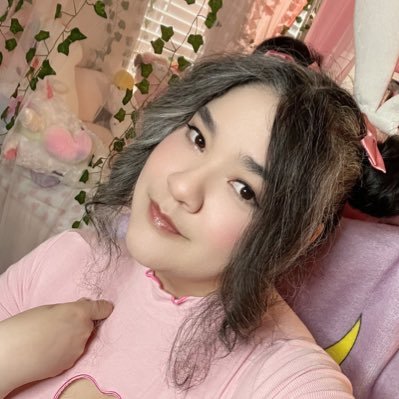 I’m Rii, Eng🇺🇸/Esp🇲🇽 I like art 🖼, drawing✏️, video games👾, D&D🧚♀️, and crafting✨. Occasionally I dress up as fictional characters. Catch me on stream!