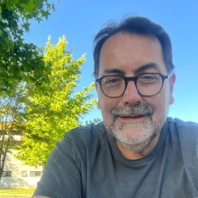 Profesor de Filosofía, Psicólogo y Doctor por la Universidad de Córdoba. Profesor titular de la Universidad de Concepción