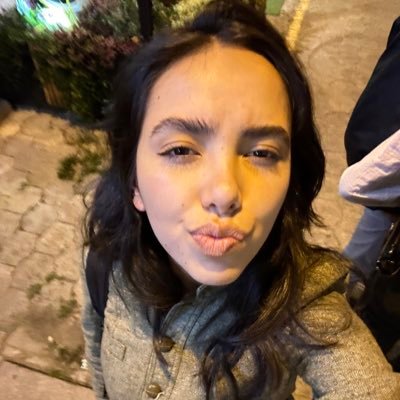 angiemunozort's profile picture. Mis amigas me obligaron a activar mi Twitter y creo que me está gustando