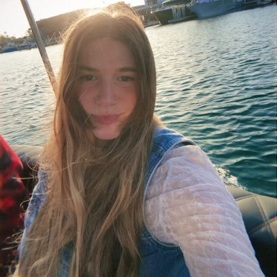 sunflower_syd's profile picture. I stopped looking for the light & became it instead | (she/her)