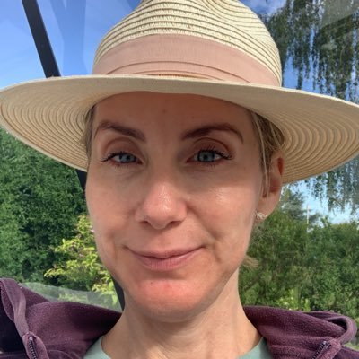 Sygeplejerske. Undrer sig over mange ting og vi behøver ikke at være enige. Nurse who questions many things. We don’t have to agree. Lucky wife of @mogensen_mr