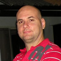 Nací por la mañana, intento que las computadoras hagan algo por el mundo, no siempre gano, mate amargo, unos kg de más, unos pelos de menos. Salado mata dulce.