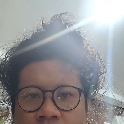 Pencerita beberapa buku dan lagu.
Ketimbang diajak adu karya saya lebih suka diajak adu tampan.