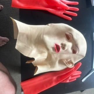 Latex mistress here to have you kneel at my feet pleading to have mommy own you