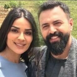 انا فتاه اسكن في العراق في محافظه اربيل من عائله بسيطه خريجه دبلوم اداره واقتصاد قسم سكرتارية اعمل رئيسه أمناء مخازن في مصنع حكومي شعاري في الحياه المحبه